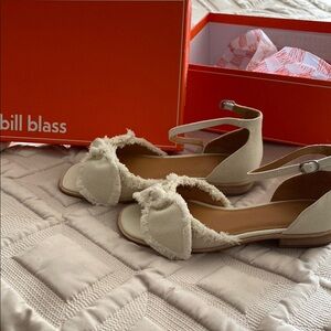 Bill Blass Cream Bow Sandals with Open-Sided Design